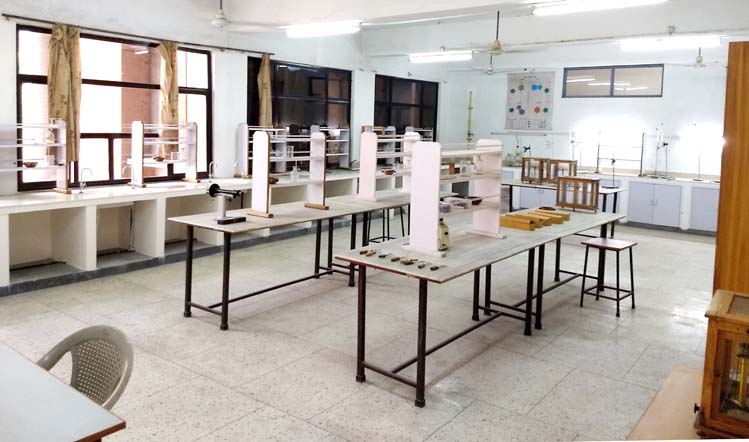 PHARMACEUTICAL CHEMISTRY LAB